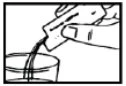 Una mano versa il contenuto di una bustina monodose in un bicchiere trasparente riempito di liquido