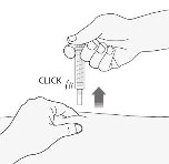 Una mano tiene una penna iniettore in posizione verticale sopra la pelle mentre l'