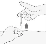 Una mano tiene una penna iniettore sopra la pelle mentre l'altra mano stabilizza la zona con il pollice e l'indice verso l'alto
