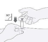Una mano tiene una siringa pronta per essere inserita verticalmente a 90 gradi sulla pelle mentre l