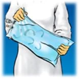 Una persona tiene con entrambe le mani una bustina di colore azzurro con motivi bianchi davanti al proprio busto su sfondo blu