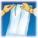 Due mani con guanti gialli tengono e aprono un sacchetto di plastica trasparente contenente un liquido su sfondo blu