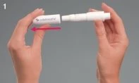 Две руки держат белое цилиндрическое медицинское устройство и разделяют его, потянув две части в противоположные стороны