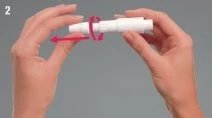 Две руки держат белое медицинское устройство, красные стрелки указывают движение вращения и вытягивания вверх