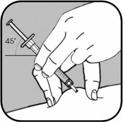 Disegno in bianco e nero di una mano che impugna una siringa con l'ago inserito nella pelle con un'angolazione di 45 gradi