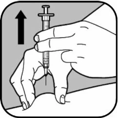Una mano tiene una siringa in verticale mentre l'altra mano stabilizza la pelle della zona da iniettare con una freccia nera rivolta verso l'alto