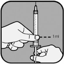 Una mano tiene verticalmente una siringa con ago rivolto verso l'alto mentre l'altra mano impugna la base per regolare il dosaggio a 1 ml