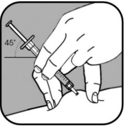 Disegno tecnico che mostra una mano che impugna una siringa per iniettare un liquido nel corpo con un angolo di 45 gradi rispetto alla pelle