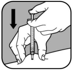 Una mano tiene una siringa in verticale e la spinge verso il basso per iniettare il farmaco sulla pelle con una freccia nera che indica il movimento