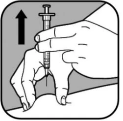Una mano tiene una siringa in verticale e la punta dell'ago viene inserita nella pelle con una freccia nera rivolta verso l'alto