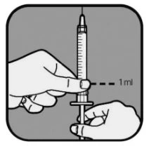 Una mano tiene una siringa in verticale con l'ago rivolto verso l'alto e l'altra mano impugna la base per regolare il dosaggio a 1 ml