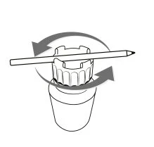 Disegno tecnico di un flacone con tappo zigrinato e una matita orizzontale circondata da due frecce curve che indicano un movimento rotatorio