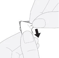 Due mani che afferrano e separano con delicatezza un involucro o un foglio di carta bianco indicato da una freccia nera rivolta verso il basso
