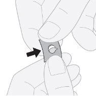 Due mani tengono e separano un piccolo involucro grigio con una freccia nera che indica l'azione di apertura del contenitore