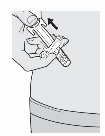 Una mano impugna una penna iniettore per applicarla sulla pelle dell'addome con una freccia nera che indica il movimento verso l'alto