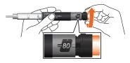 Due mani tengono una penna iniettiva con una freccia arancione che indica la rotazione del pomello e un dettaglio che mostra il numero 80
