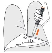 Una mano impugna una penna iniettiva per applicarla sulla coscia mentre l'altra mano ferma la pelle con le dita