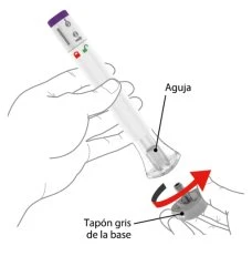 Una mano impugna un dispositivo medico trasparente con etichette e una freccia rossa indica la rotazione del tappo grigio della base verso l'ago