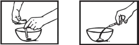 Disegno in bianco e nero che mostra due mani che maneggiano una fiala e una siringa sopra una ciotola per la preparazione del farmaco