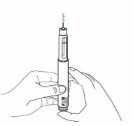 Due mani tengono verticalmente una penna iniettiva medica con una piccola goccia di liquido azzurro che fuoriesce dalla punta superiore