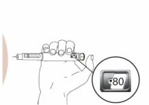 Una mano impugna una penna iniettiva orizzontalmente con un ingrandimento che mostra un display digitale con il numero 80