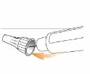 Illustrazione tecnica che mostra l'innesto di un tappo con scanalature su un contenitore cilindrico tramite una freccia arancione direzionale