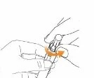 Due mani tengono una penna iniettiva con una freccia arancione curva che indica il movimento di rotazione verso destra per attivare il dispositivo