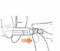 Due mani tengono una siringa orizzontale con una freccia arancione che indica il movimento di spinta verso destra per l'iniezione