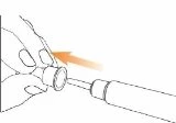 Una mano tiene un dispositivo medico mentre una freccia arancione indica il movimento di inserimento di un componente cilindrico nel corpo principale