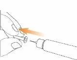 Una mano tiene una penna iniettiva mentre una freccia arancione indica l'inserimento dell'ago nel dispositivo per l'iniezione