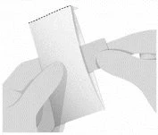 Due mani che aprono una bustina di carta bianca piegata lungo una linea tratteggiata superiore per estrarne il contenuto