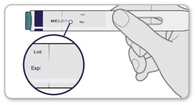 Рука держит инъекторную ручку Myclic, увеличение показывает пустые поля для номера серии и даты окончания срока годности