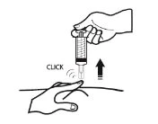 Una mano tiene una penna iniettore sopra la pelle mentre l'altra mano stabilizza la zona con un movimento verso l'alto indicato da una freccia e un click