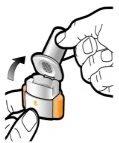 Una mano solleva il coperchio cilindrico di un dispositivo medico arancione e bianco tramite un movimento rotatorio verso l'alto