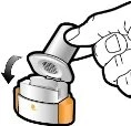 Una mano solleva il cappuccio protettivo di un dispositivo medico cilindrico con una freccia curva che indica il movimento verso il basso
