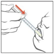 Una mano tiene una siringa senza ago e la inserisce delicatamente nella bocca di una persona per somministrare il farmaco liquido