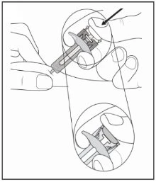 Technical drawing showing two hands holding a syringe with a close-up detail of the upper part of the medical device