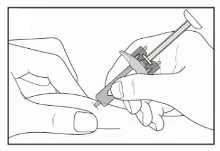 Due mani tengono una siringa per iniettare il contenuto in una parte del corpo con l'ago puntato verso il basso