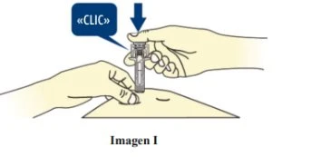 Due mani tengono una siringa precompilata sulla pelle mentre una freccia blu indica la pressione verso il basso per attivare il meccanismo con un clic