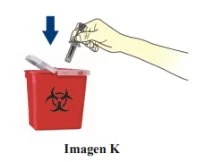 Una mano getta una siringa usata all'interno di un contenitore rosso per rifiuti biologici contrassegnato dal simbolo del rischio biologico