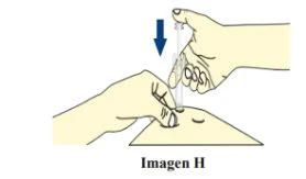 Due mani impugnano una siringa per iniettare il contenuto in una zona del corpo con una freccia blu che indica il movimento verso il basso