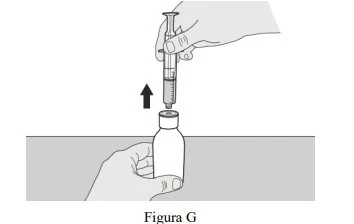 Una mano tiene una siringa verticale sopra un flaconcino mentre l'altra mano lo sostiene su una superficie piana con una freccia verso l'alto