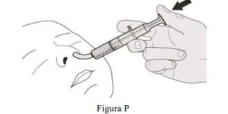 Una mano tiene una siringa con un beccuccio curvo per inserire il farmaco all'interno della narice di un volto disegnato in linea nera