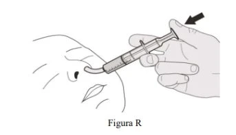 Una mano tiene una siringa con un applicatore curvo per inserire il farmaco nell'occhio di una persona disegnata in linea nera su sfondo bianco