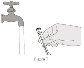 Una mano tiene una fiala di vetro sotto un rubinetto aperto da cui scorre un filo d'acqua sottile con la scritta Figura T sotto