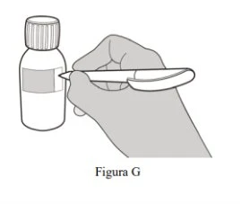 Una mano impugna una penna iniettiva per somministrare il farmaco attraverso un flaconcino di vetro con tappo a vite