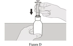 Una mano tiene una siringa con ago puntata verso il basso per aspirare il contenuto da un flacone tenuto fermo dall'altra mano