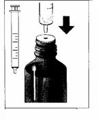 Schema che mostra una siringa con ago che viene inserita verticalmente nel collo di un flacone di medicinale indicato da una freccia nera