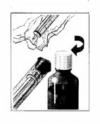 Disegno tecnico che mostra una siringa con ago inserita in un tessuto e un flacone scuro con tappo a vite e una siringa accanto