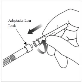 Una mano ruota un adattatore Luer Lock per collegarlo alla parte superiore di una siringa medica tramite un movimento circolare indicato da una freccia